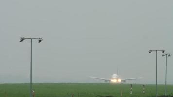 avion de ligne atterrissant dans des conditions de brouillard. video