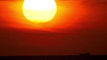 coucher de soleil sur le paysage océanique, plage de nai harn, phuket, thaïlande video