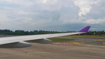 utsikt över landningsbanan flygplats i Phuket, från taxining flygplan video