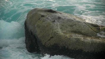 ondas turquesa rolaram nas rochas, praia da ilha de koh miang, ilhas similan, câmera lenta video