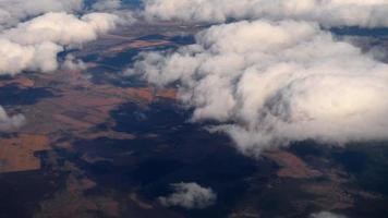 luchtfoto cloudscape uitzicht vanaf dalend vliegtuig, aankomst op de luchthaven van novosibirsk, russische federatie video