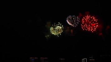 fuegos artificiales festivos multicolores en la ciudad nocturna. fuegos artificiales de colores en el cielo video