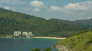 timelapse del paesaggio. spiaggia di nai harn, phuket, tailandia video