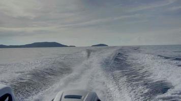 uitzicht vanaf de achterkant van bewegende speedboot, slow motion, hdr-beelden video