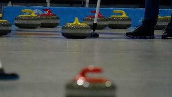 close-up van curlingstenen die op ijs glijden video