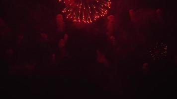 strahlendes Feuerwerk am Nachthimmel. leuchtendes Feuerwerk. Silvester-Feuerwerksfeier video