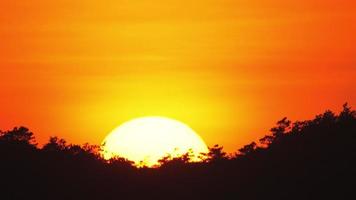 close-up vista do pôr do sol além do horizonte. video