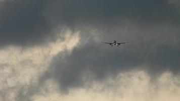 avión de pasajeros vuela en el cielo. en el fondo hay nubes de tormenta video