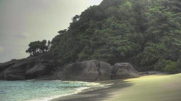 tropischer Inselsandstrand, Insel Ko Miang, eine der Similan-Inseln, Thailand. HDR-Aufnahmen video