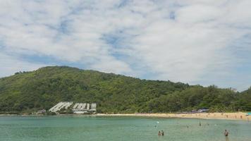 vista a fuoco lungo della spiaggia con i turisti prima dell'inizio della pandemia. stagione turistica a phuket video