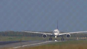 un avion à fuselage large accélère avant le départ de l'aéroport de phuket, en thaïlande. brume d'été video