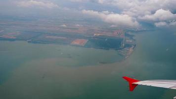 el avión que sale del aeropuerto de singapur, vista desde el ojo de buey del avión.