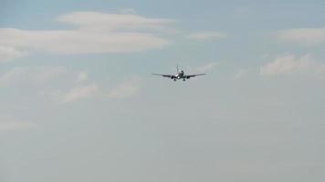 lijnvliegtuig dat de internationale luchthaven van phuket over oceaan nadert. video