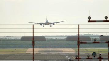 avión de fuselaje ancho acercándose antes de aterrizar. aeropuerto de düsseldorf video