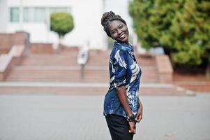 joven mujer negra posada en la ciudad. retrato único de mujeres africanas. foto