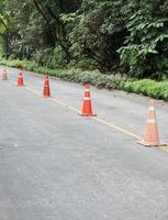 fila de conos de tráfico. foto