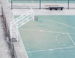 campo de baloncesto vacío con la antigua valla. foto