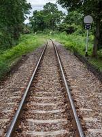 curva de ferrocarril con el poste de señal. foto