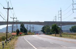 el puente ferroviario elevado del proyecto de doble vía está en construcción sobre el antiguo cruce ferroviario. foto