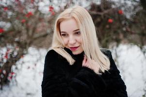 chica rubia posó en el día de invierno cubierto de nieve. foto