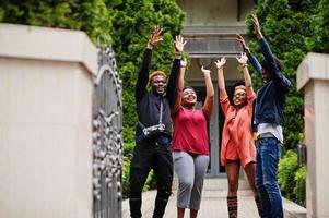 cuatro amigos africanos divirtiéndose al aire libre. dos chicas negras con chicos. foto