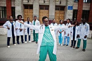 grupo de estudiantes de médicos africanos cerca de la universidad de medicina al aire libre. foto