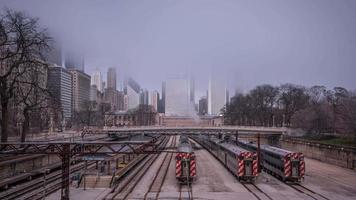 trains devant l'horizon de chicago quand le brouillard arrive video