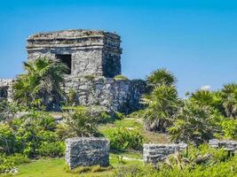 antiguo tulum ruinas maya sitio templo pirámides artefactos paisaje marino méxico. foto