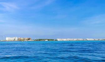 viaje en barco cancun mexico a isla mujeres contoy tiburon ballena. foto