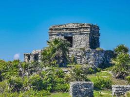 antiguo tulum ruinas maya sitio templo pirámides artefactos paisaje marino méxico. foto