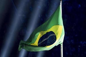 bandera brasileña en un espectáculo de luz oscuro foto