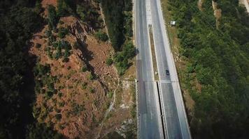 luchtfoto van auto's die op een bergweg met meerdere rijstroken rijden video