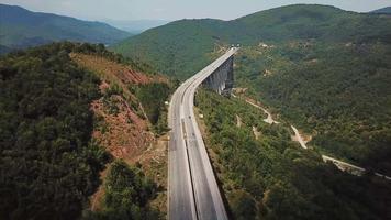 vue aérienne de voitures circulant sur un pont routier de montagne à voies multiples video