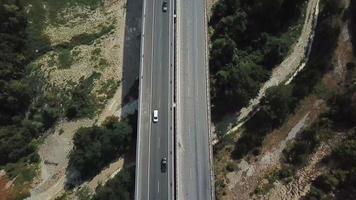 luchtfoto van auto's die op een bergweg met meerdere rijstroken rijden video