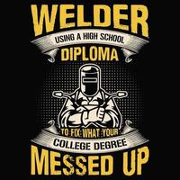 soldador usando un diploma de escuela secundaria para arreglar lo que estropeó su título universitario - diseño de camiseta de soldador