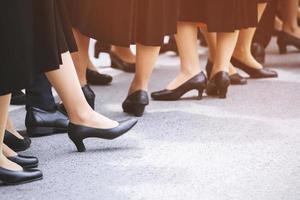 multitud grupo mujer dama piernas en zapatos casuales en la calle. foto