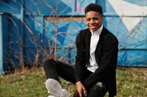 joven africano milenario en la ciudad. hombre negro feliz. concepto de generación z. foto