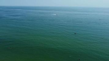 flygfoto drönares bilder av snabba, racing- och sportbåtar i havet i Bournemouth Beach of England, Storbritannien video