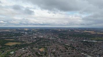 luchtfoto van woonwijk van luton city of engeland uk op een warme zonnige dag video