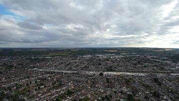 Flygfoto över bostadsområde i Luton City of England Storbritannien på en varm solig dag video