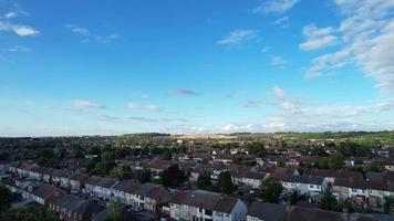 Vista aerea della zona residenziale di Luton, città dell'Inghilterra, Regno Unito, in una calda giornata di sole video