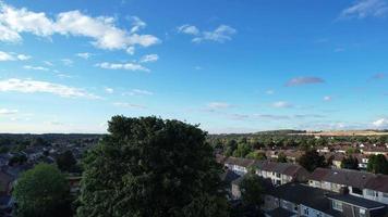 Vista aerea della zona residenziale di Luton, città dell'Inghilterra, Regno Unito, in una calda giornata di sole video