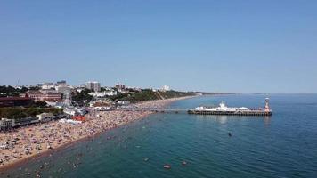 hög vinkel havsutsikt vid stranden med människor i Bournemouth, England, Storbritannien, flygbilder från det brittiska havet video