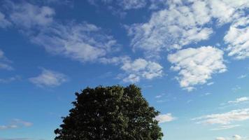 Flygfoto över bostadsområde i Luton City of England Storbritannien på en varm solig dag video