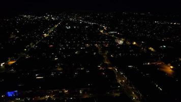 belas imagens de drones aéreos de alto ângulo da cidade britânica à noite video