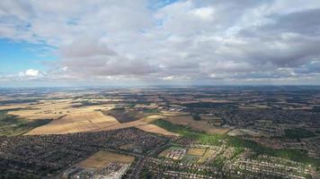 Flygfoto över bostadsområde i Luton City of England Storbritannien på en varm solig dag video