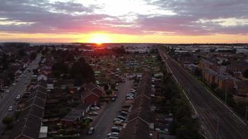 train se déplaçant sur les voies à la gare de leagrave de luton angleterre royaume-uni, vue aérienne des trains britanniques à la gare locale, images en grand angle du drone video