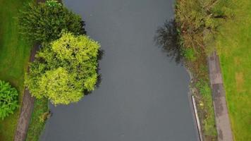 imágenes aéreas y de ángulo alto del parque público local en un día nublado, el parque wardown está situado en el río lea en luton. el parque cuenta con diversas instalaciones deportivas, video