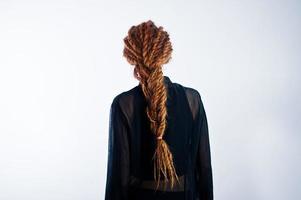 sesión de estudio de chica de espalda con rastas sobre fondo blanco. foto