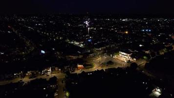 hermosas imágenes aéreas de drones de alto ángulo de la ciudad británica por la noche video